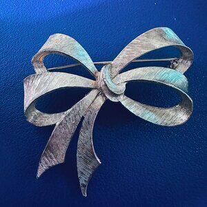 VINTAGE Signed Sarah Coventry 2" Gold Tone Holiday Bow Ribbon Brooch Pin